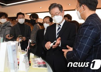 李 “중소기업이 강한 경제구조로 혁신” 尹 “충청은 제 뿌리이자 고향”