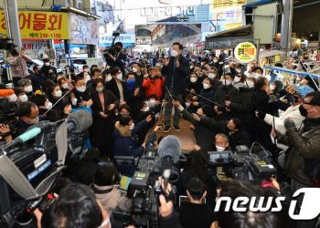 이재명, 코로나 검사에 지방순회 전면 재검토…일정 차질 불가피