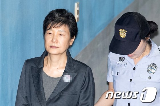 박근혜 옥중서신 이달 말 출간…”믿었던 주변 일탈로 모든 게 적폐로 낙인”