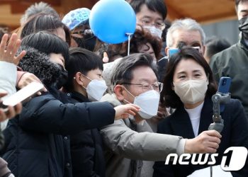 ‘방역 위기’ 코로나에 발 묶인 후보들…선거운동 방식·전략 고민