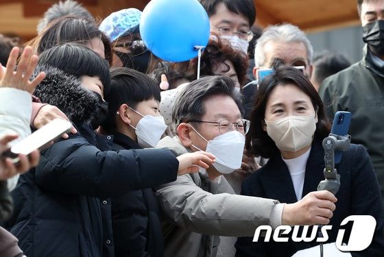 ‘방역 위기’ 코로나에 발 묶인 후보들…선거운동 방식·전략 고민