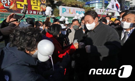 윤석열, 주한·주북 영국대사 접견…당 상임고문단 오찬