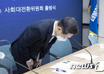 후보 덮은 후보 가족들…이재명·윤석열 ‘사과’에도 ‘조마조마’