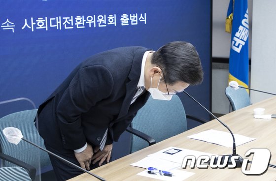 후보 덮은 후보 가족들…이재명·윤석열 ‘사과’에도 ‘조마조마’