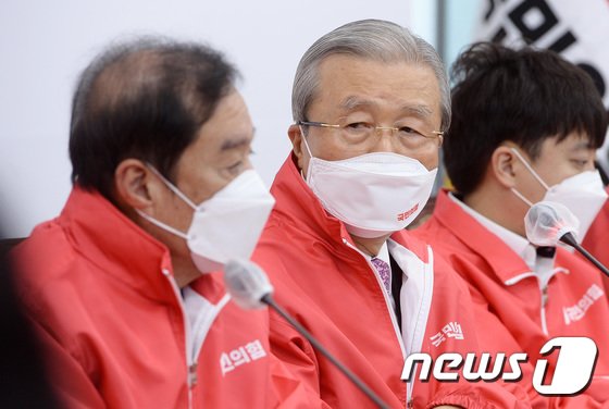 ‘공약 혼선 차단·창구 단일화’ 나선 김종인…비대해진 선대위 군기잡기