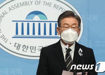 추격세 시동 건 이재명, ‘코로나 민생 대결’ 승부수…”尹 나와라”