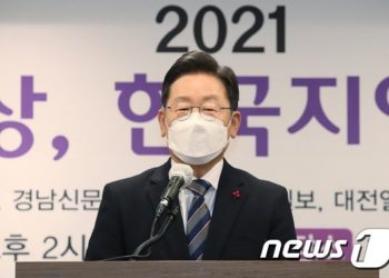 이재명, 청년사회복지사 만나 격려…지역언론 토론회 참석