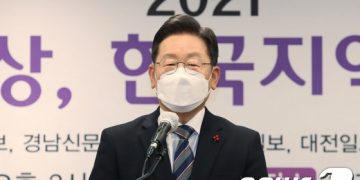 이재명, 청년사회복지사 만나 격려…지역언론 토론회 참석