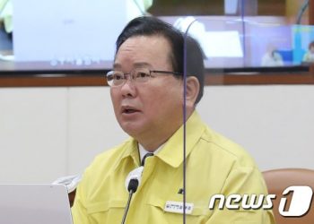 ‘4인 이하·9시 제한’ 거리두기 2주 연장…31일 중대본 발표