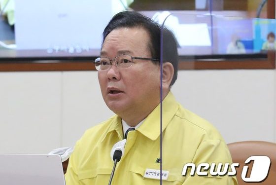‘4인 이하·9시 제한’ 거리두기 2주 연장…31일 중대본 발표