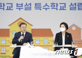 특수학교 설립 현장 간 文 “무릎 꿇는 부모, 다신 없게”