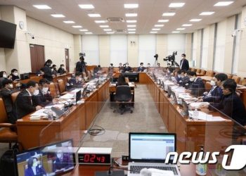 ‘고3’도 국회의원·지자체장 출마한다…25→18세 선거법, 특위 통과