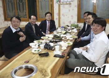 스킨십과 정치적 돌파구까지…윤석열과 ‘술의 정치’