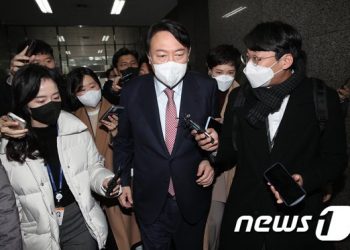 윤석열, 최태원 만나 “정부는 기업 잘 몰라…알아서 하게 둬야”