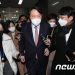 윤석열, 최태원 만나 “정부는 기업 잘 몰라…알아서 하게 둬야”
