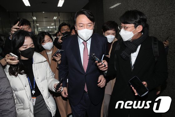 윤석열, 최태원 만나 “정부는 기업 잘 몰라…알아서 하게 둬야”