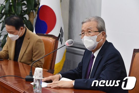 김종인 “김건희 사과 어떤 형식일지 지켜봐야…뭐라고 얘기 못해”