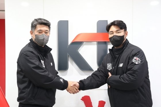 조용했던 KT, ‘우승 포수’ 장성우 잡았다…4년 42억원에 FA 계약