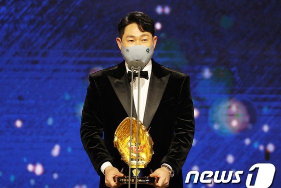 양의지, 첫 지명타자 골든글러브 수상…최정은 7번째 황금장갑