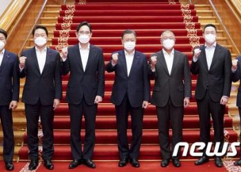 文 대통령 만난 총수들 “자원외교 감사”…’이재용 사면’ 발언은 無