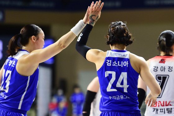 김소니아의 화려한 복귀…우리은행, BNK 꺾고 2연패 탈출