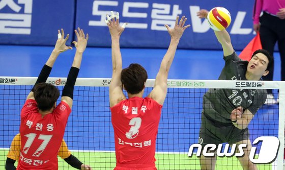 ‘정지석 트리플크라운’ 대한항공, 한국전력 꺾고 1위 수성