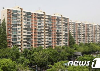 집값 안정? 강남은 딴세상…압구정 현대 2억, 삼성 아이파크 8억 껑충