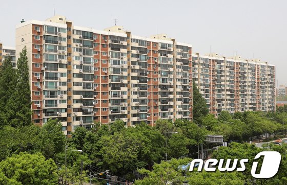집값 안정? 강남은 딴세상…압구정 현대 2억, 삼성 아이파크 8억 껑충