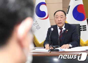 홍남기 “소상공인 예산집행 우선”…추경 가능성은 열어둬