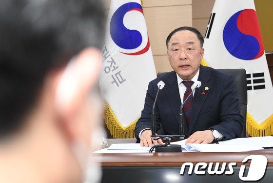 홍남기 “소상공인 예산집행 우선”…추경 가능성은 열어둬