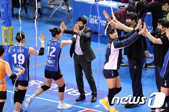 ‘김희진 19점’ 기업은행, KGC에 완승…김호철 감독 부임 후 2승째