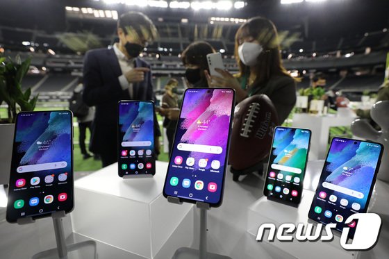 ‘갤S21 FE’ 공개한 삼성…새해부터 중저가폰 시장 불붙는다