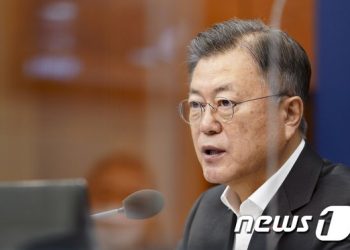 文대통령 “경계실패 반복 軍 경각심 가져야…수요집회 30년 감사”