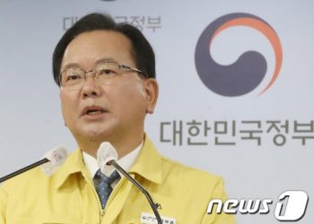 김총리 “먹는 치료제 50세부터 사용 검토…추경 증액? 돈은 어디서”