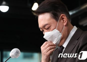 윤석열은 사과·당은 법적대응…’김건희 리스크’ 투트랙 전략