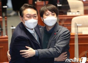 손잡은 尹·李, 반등 모멘텀 만들까…’원팀’ 완성했지만 변수도 상존