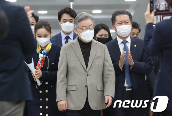 정청래 ‘이핵관’·洪 공천권 요구 파장…갈길 바쁜데 내분에 붙들린 여야