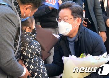 이재명, 매타버스 시즌2 첫날…대중교통 타고 서울 민심 속으로
