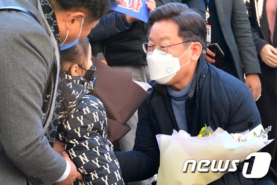 이재명, 매타버스 시즌2 첫날…대중교통 타고 서울 민심 속으로