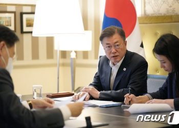 文 “일사불란 대응” 金 “귀향 자제”…정부 설 앞두고 이동·모임 자제 당부