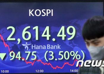 요동치는 세계, ‘거대 태풍’ 조짐?…文경제팀 마지막 시험대