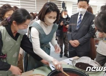 김혜경, 충북 옥천통합복지센터 찾아…전통차 체험