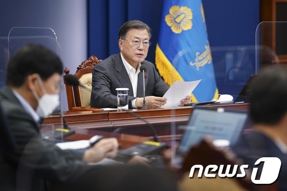 문대통령 “먹는 치료제 이번 주부터 사용…4차 접종 결론내야”