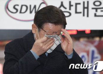 이재명, ‘가족사’에 눈물 펑펑…애절한 호소에 시민도 ‘울컥’