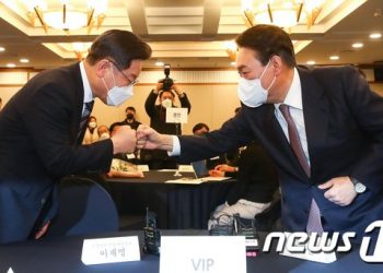 ‘민심 앞 나란히’…설 연휴 첫날, 대권주자들 시장 방문·토론 준비