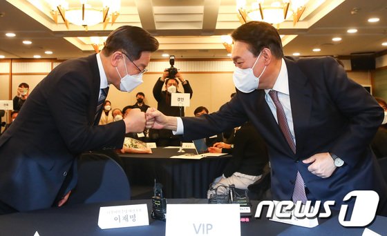 ‘민심 앞 나란히’…설 연휴 첫날, 대권주자들 시장 방문·토론 준비