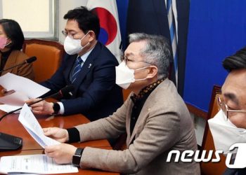 최강욱 “尹 부부 설화 연일 외신 보도…대한민국 국격 떨어뜨려”