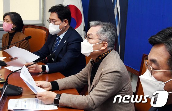 최강욱 “尹 부부 설화 연일 외신 보도…대한민국 국격 떨어뜨려”