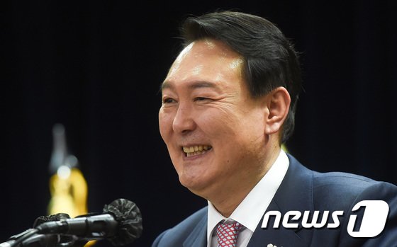 윤석열, 정치 분야 공약 발표…안철수, 과학기술 토론회 참석