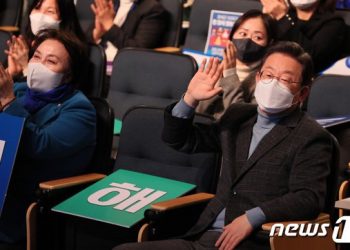 이재명, ‘빅4’ 가상자산 거래소 간담회…경로당 회장단 지지선언도